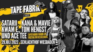 Tapefabrik-Flyer für das Warm-Up am 29.07.22, das Line-Up ist aufgelistet. Im Hintergrund als Collage Fotos der teilnehmenden Musiker:innen.