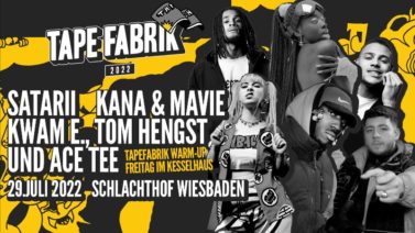 Tapefabrik-Flyer für das Warm-Up am 29.07.22, das Line-Up ist aufgelistet. Im Hintergrund als Collage Fotos der teilnehmenden Musiker:innen.